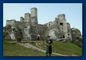 Dirk von Hammerstein vor dem Schloß Ogrodzieniec (Route der Adlernester bei Krakau)